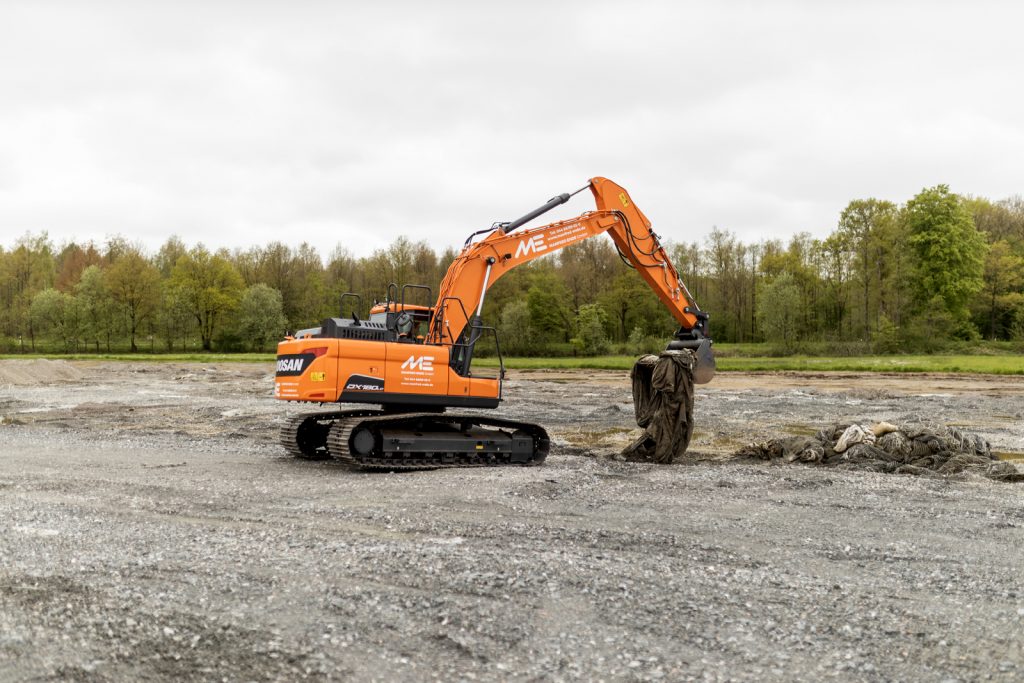 Bagger von Manfred Ende – Baustoffhandel & Transporte im Einsatz bei Erdarbeiten und Materialumschlag auf einer Baustelle. Professionelle Leistungen der Manfred Ende GmbH