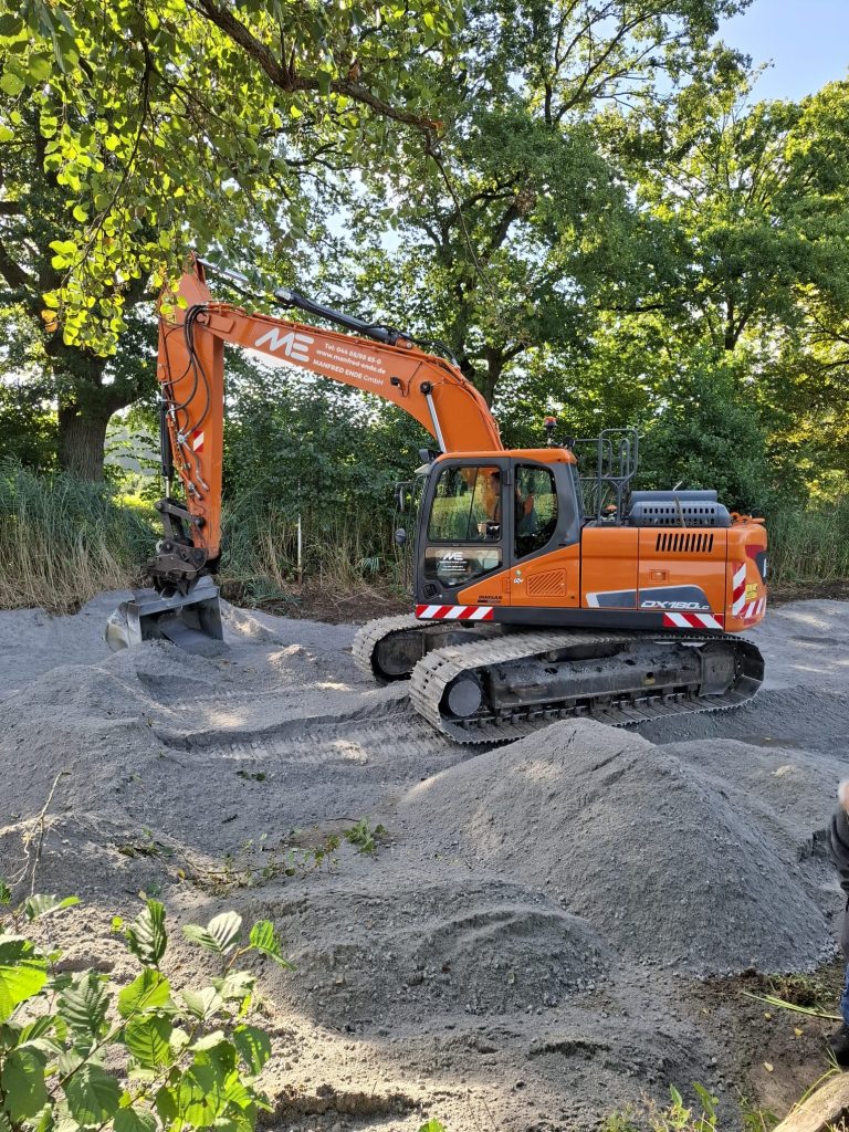 Bagger der Manfred Ende GmbH beim Verladen und Bewegen von Schüttgut in Westerstede. Leistungen der Manfred Ende GmbH