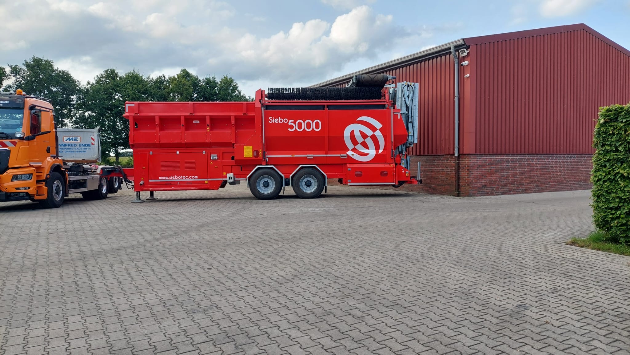 Mietleistung der Mobilen Trommelsiebanlage Siebo 5000 der Manfred Ende GmbH im Einsatz in Westerstede. Leistung der Vermietung von Manfred Ende GmbH