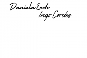Schriftzug mit den Namen Daniela Ende und Ingo Cordes auf hellem Hintergrund.