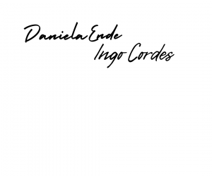 Schriftzug mit den Namen Daniela Ende und Ingo Cordes auf hellem Hintergrund.